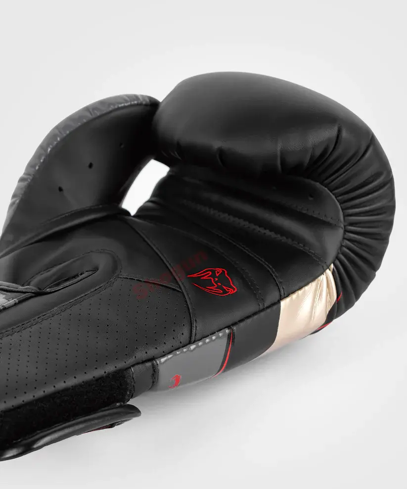VENUM ELITE EVO Boxkesztyű, Fekete/Arany/Piros 